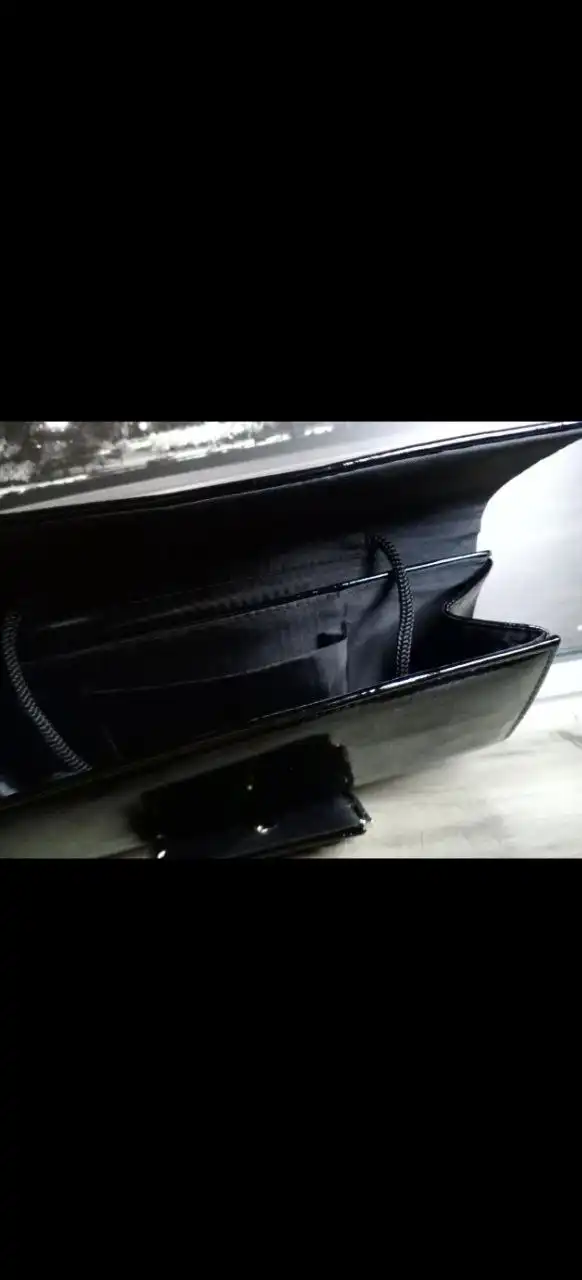 Лаковый клатч черного цвета с мелкими стразами