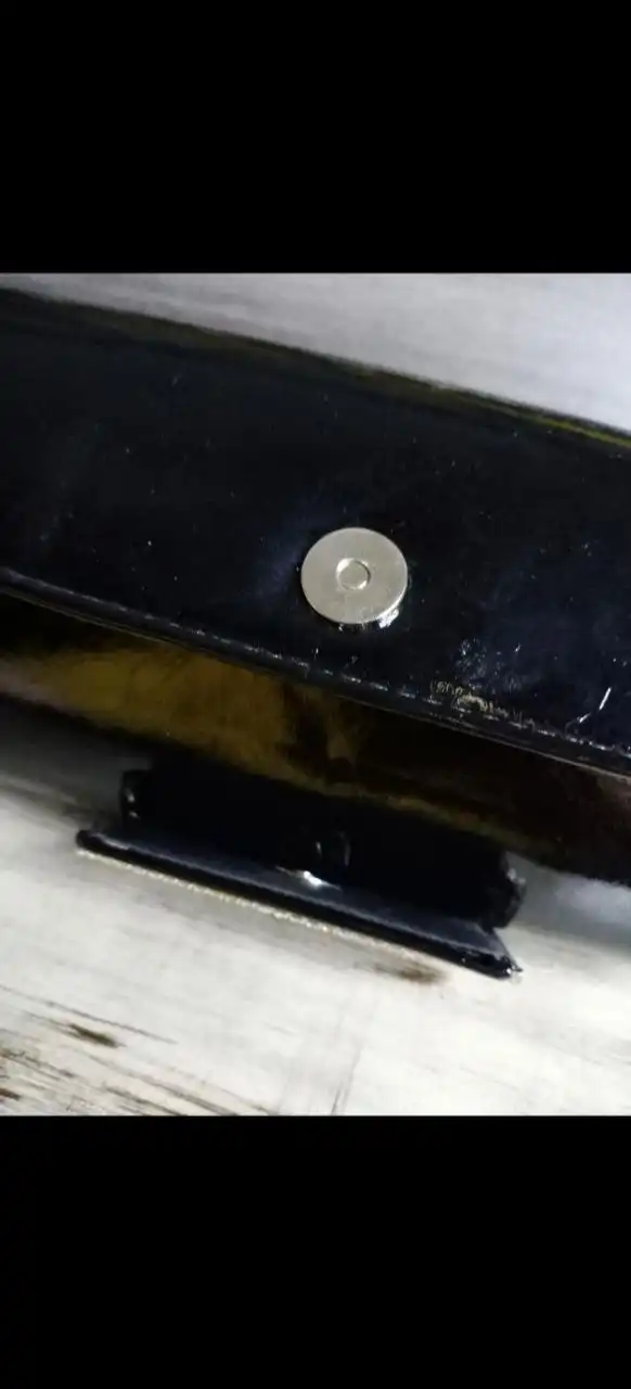 Лаковый клатч черного цвета с мелкими стразами