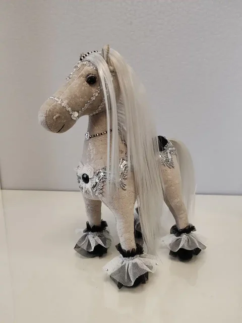 Продажа лошадок из велюра с бисером - Хобби и отдых в Неизвестно