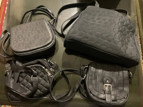 Продажа сумочек - Одежда в Москва