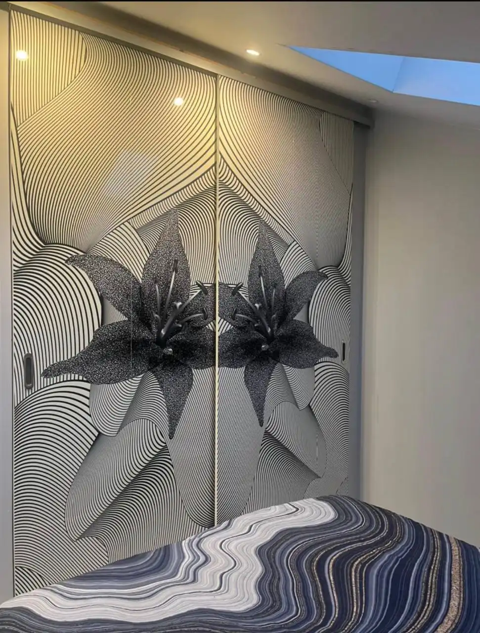 Продам итальянскую кровать с подъемным механизмом и двери в шкаф с креплениями