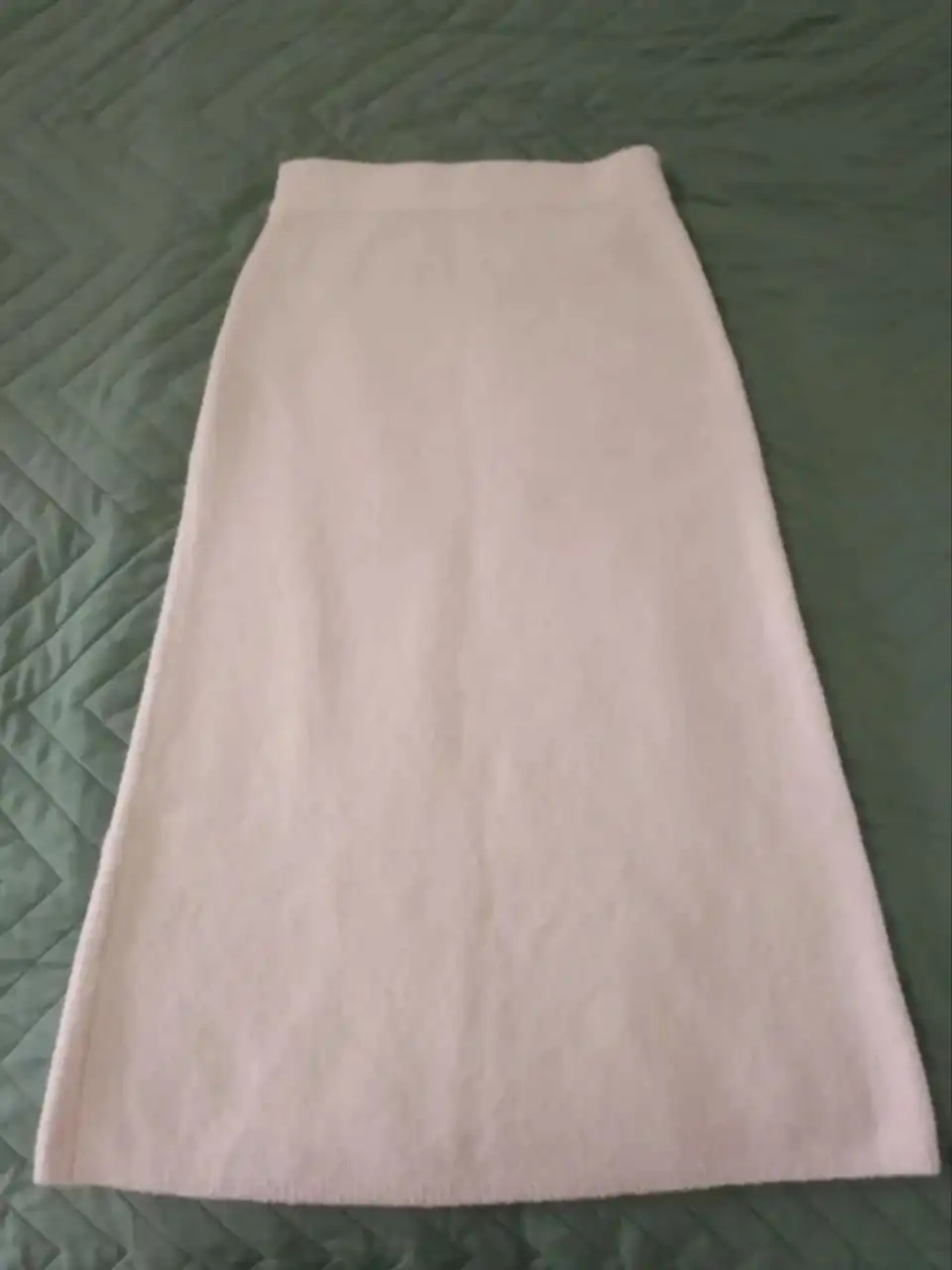 Женская блузка и вязаная юбка