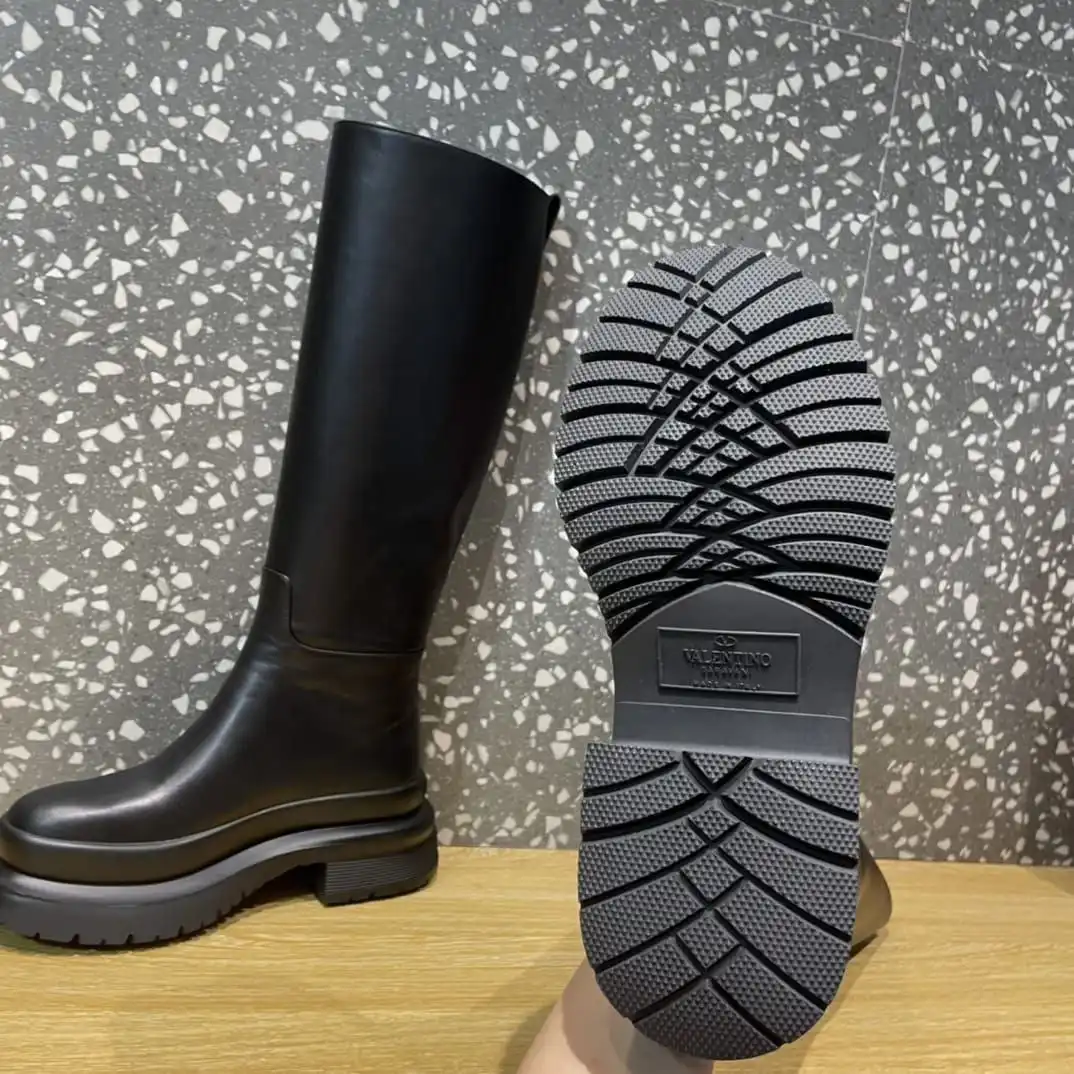 Новые кожаные сапоги Valentino размер 40