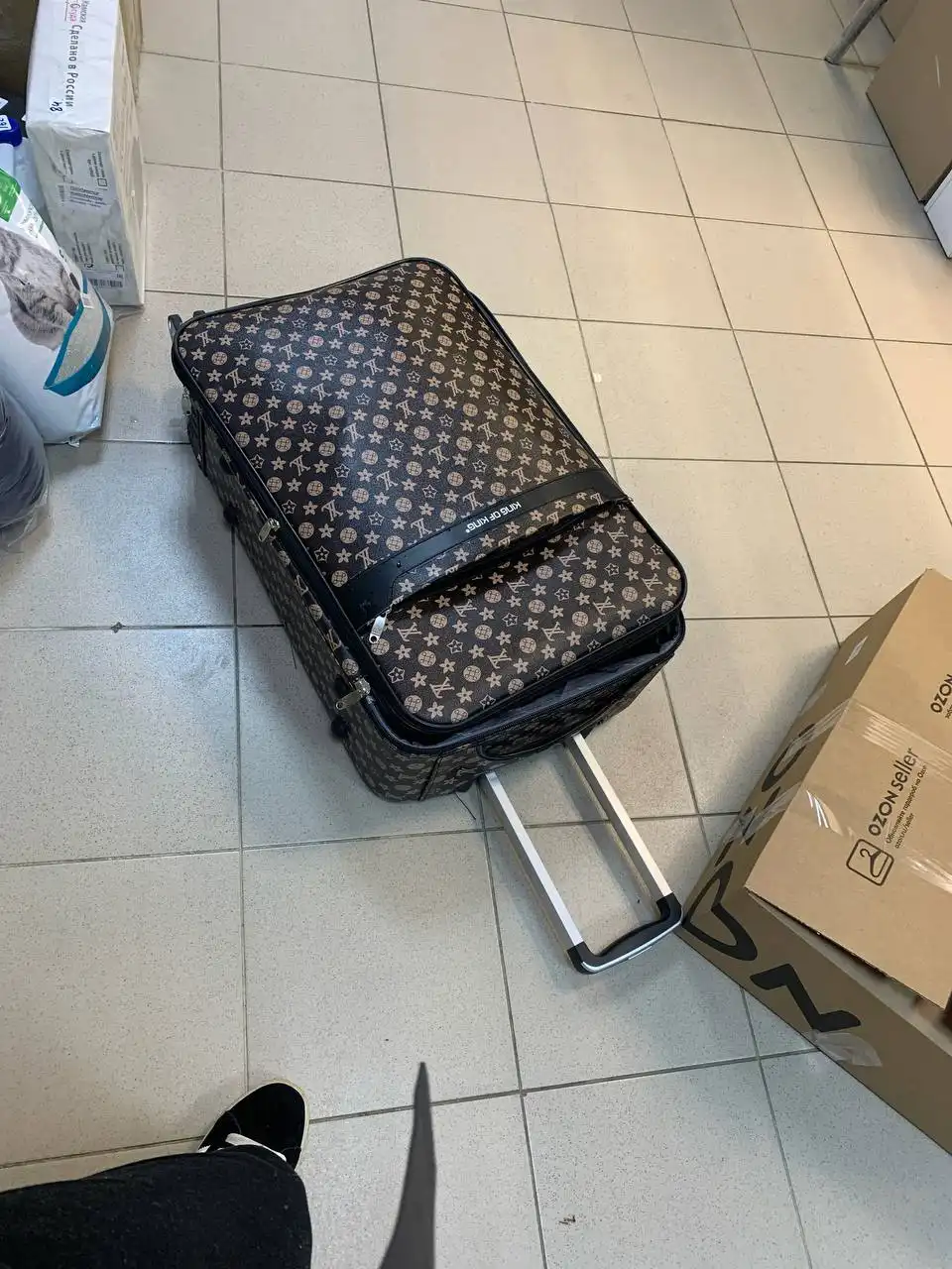 Продам новый чемодан