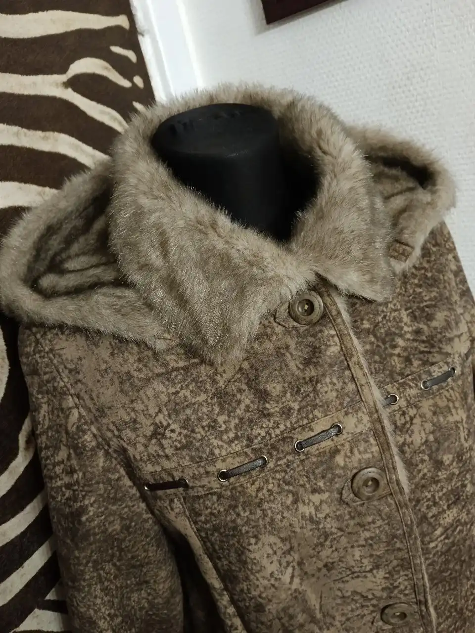 Дублёнка с капюшоном 44-46