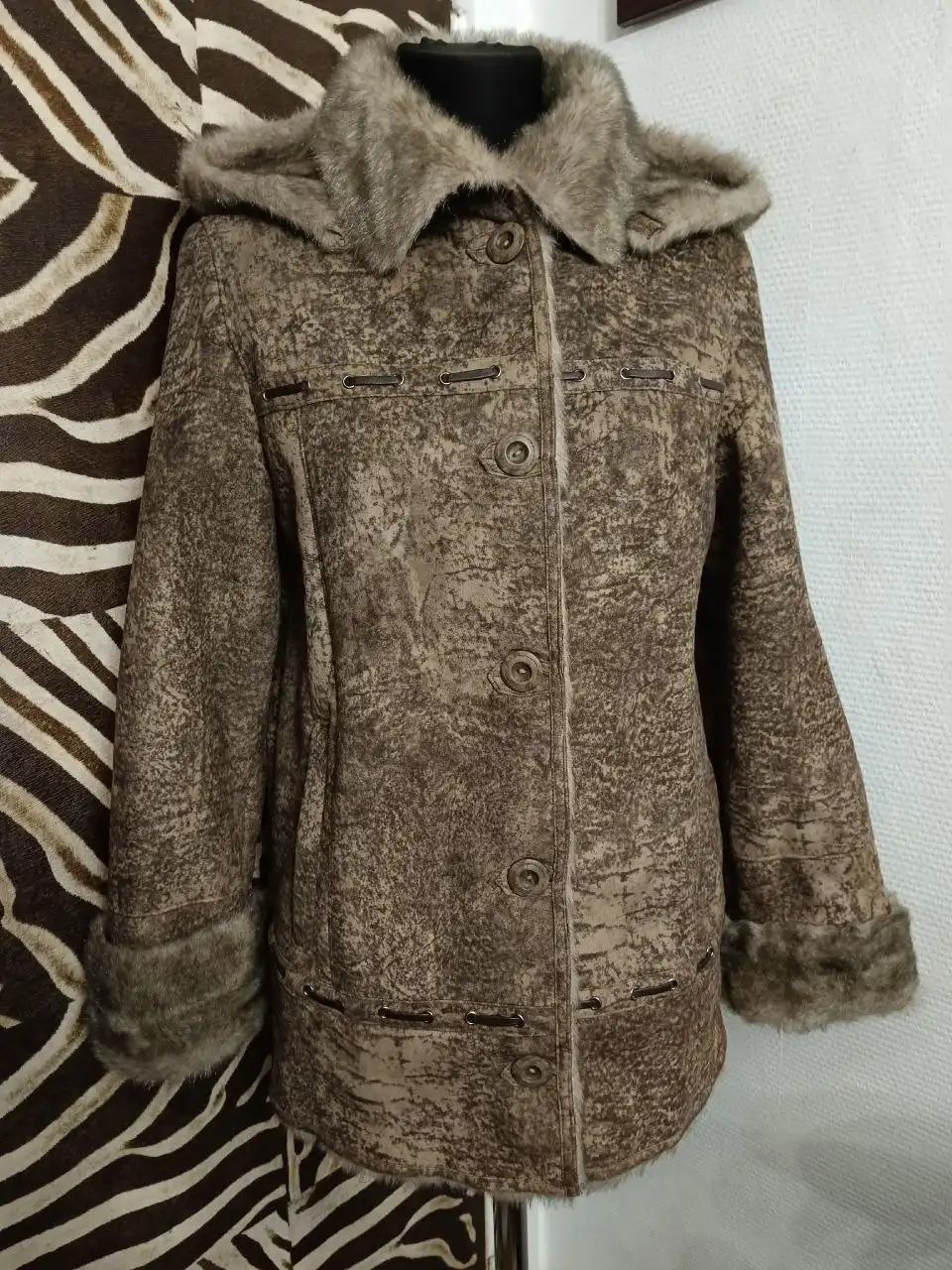 Дублёнка с капюшоном 44-46