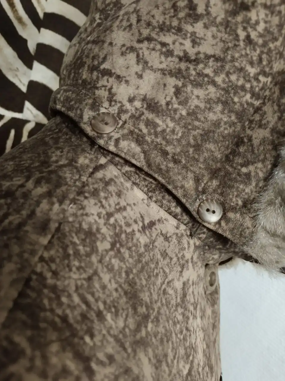 Дублёнка с капюшоном 44-46