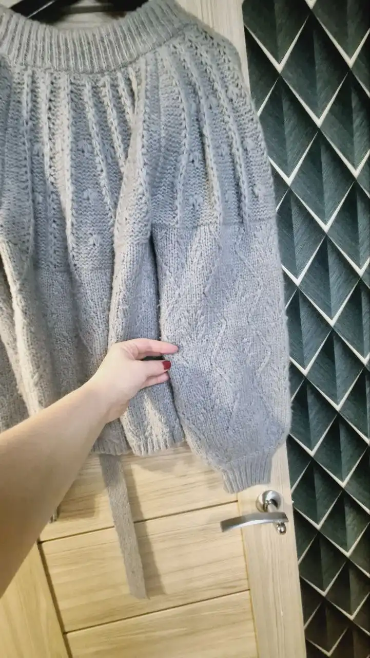 Женский свитер в отличном состоянии - Свитеры (Одежда) в Москва