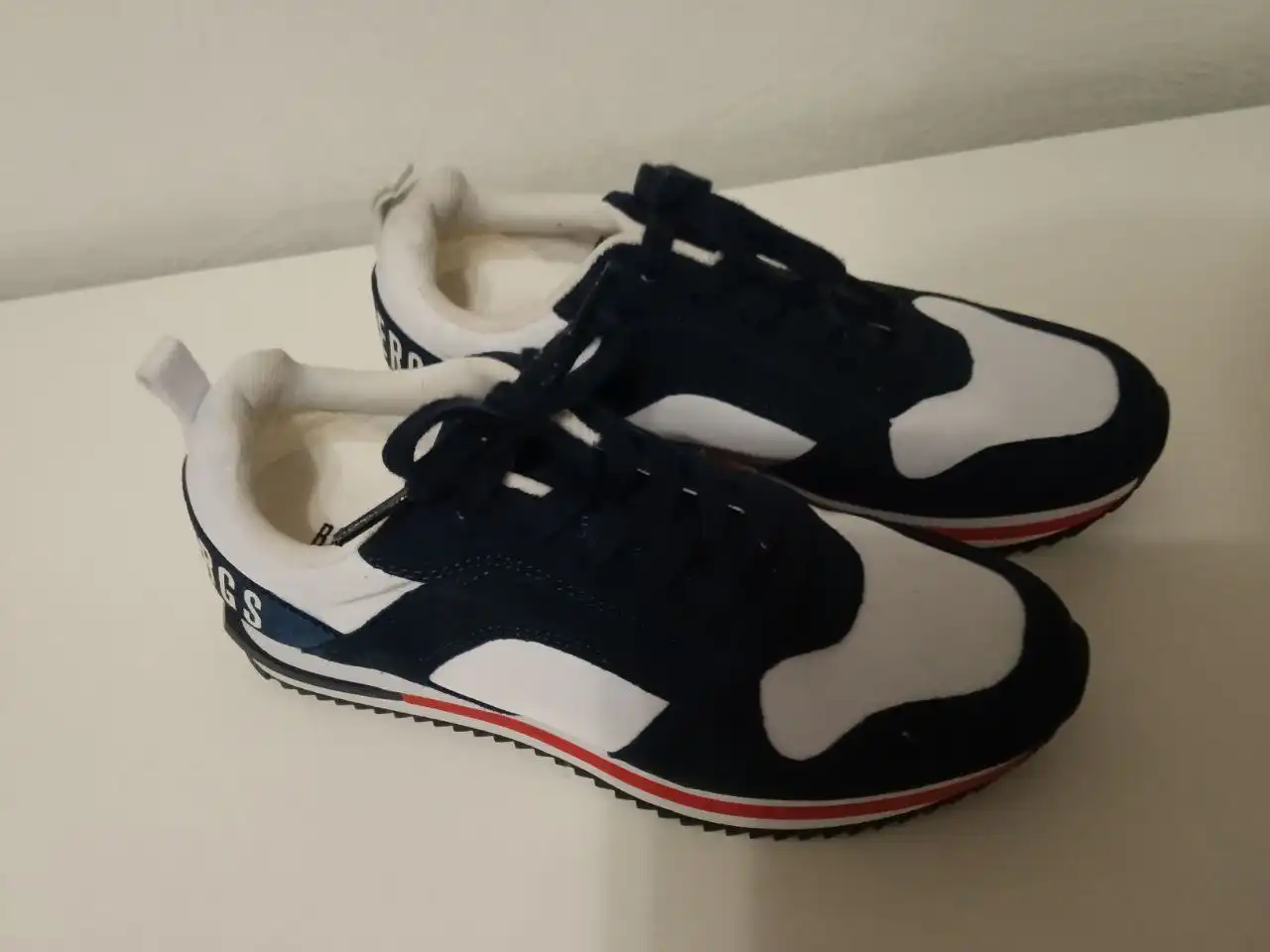 Сумка кросс-боди и женские кроссовки Bikkembergs - Одежда в Неизвестно