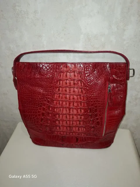 Сумка из крокодиловой кожи красного цвета - Свитшоты в Бутово