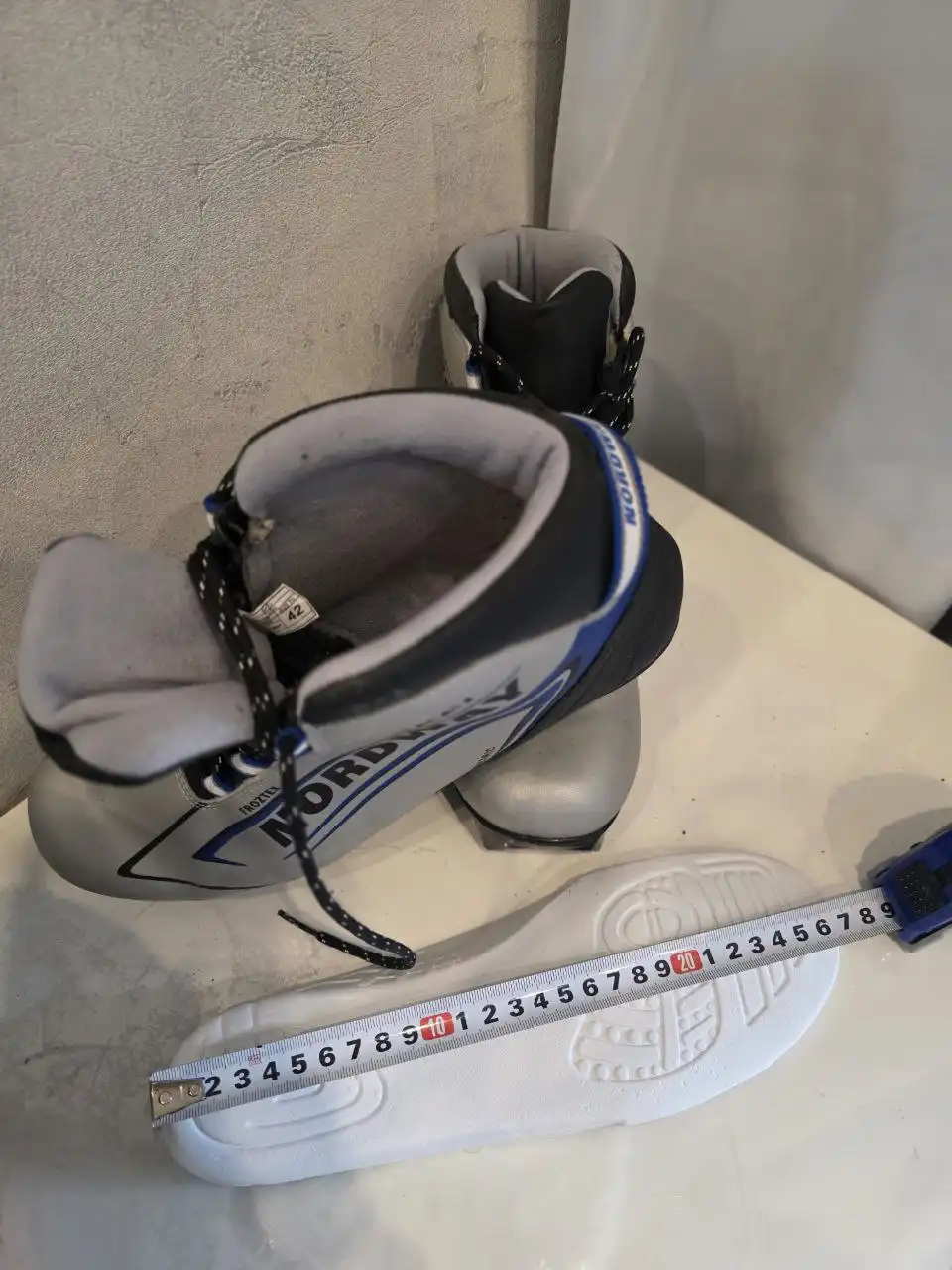 Лыжные ботинки 42 размер NNN крепление - Лыжное снаряжение (Хобби и отдых) в Москва