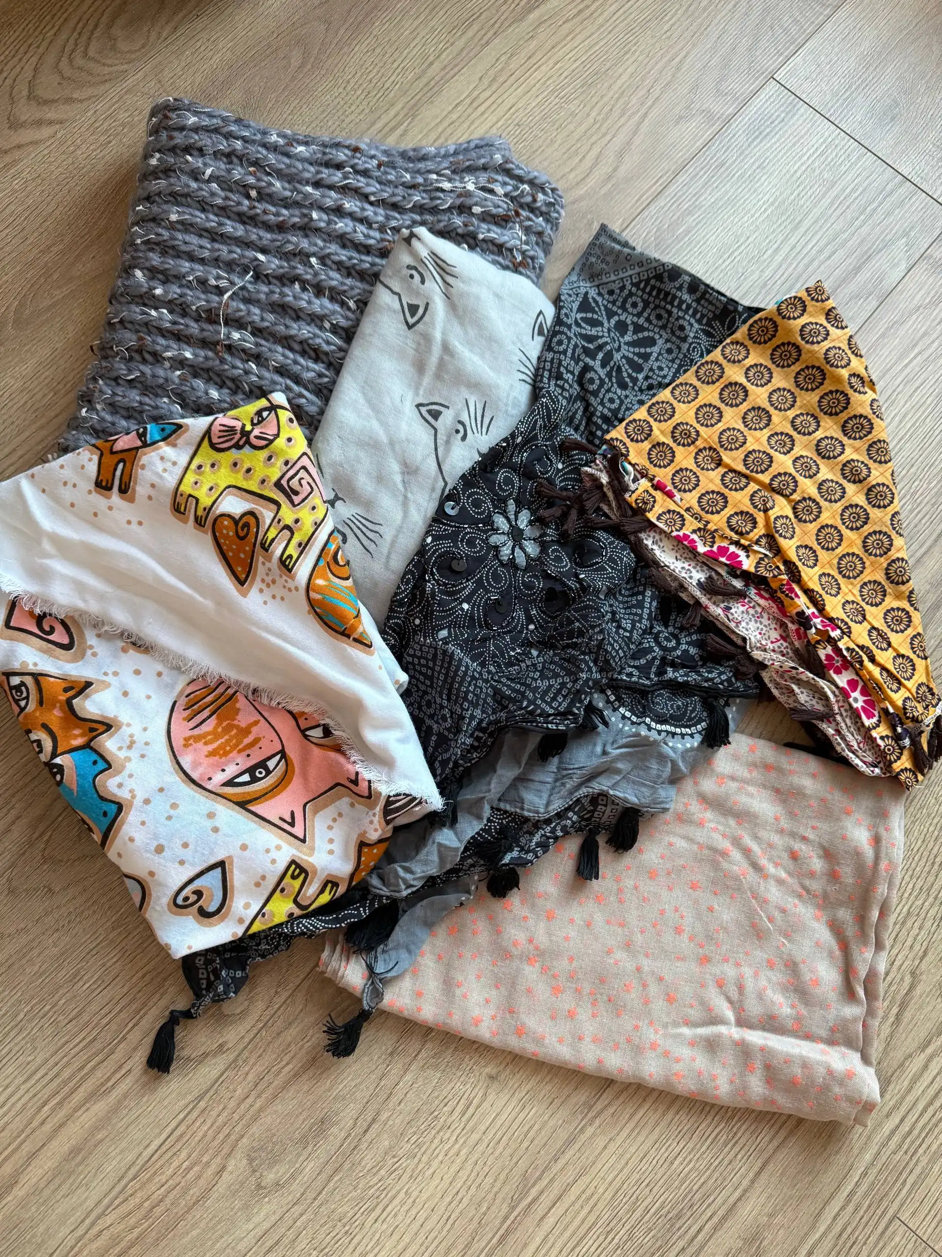 Продажа головных уборов и шарфов пакетами - Головные уборы и аксессуары (Одежда) в Боброво