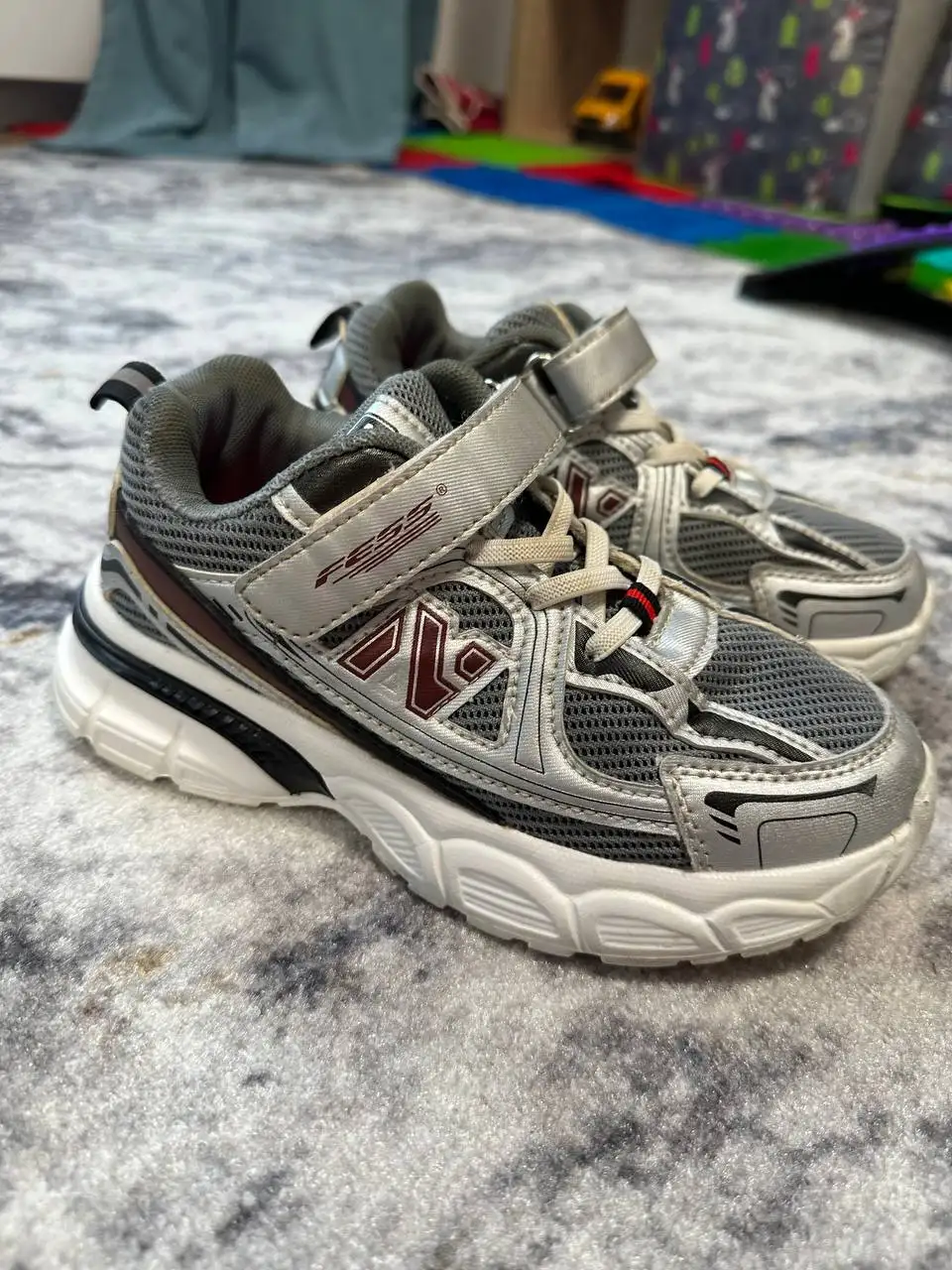 Кроссовки Fess серого цвета размер 34 - Детская обувь (Одежда) в Боброво