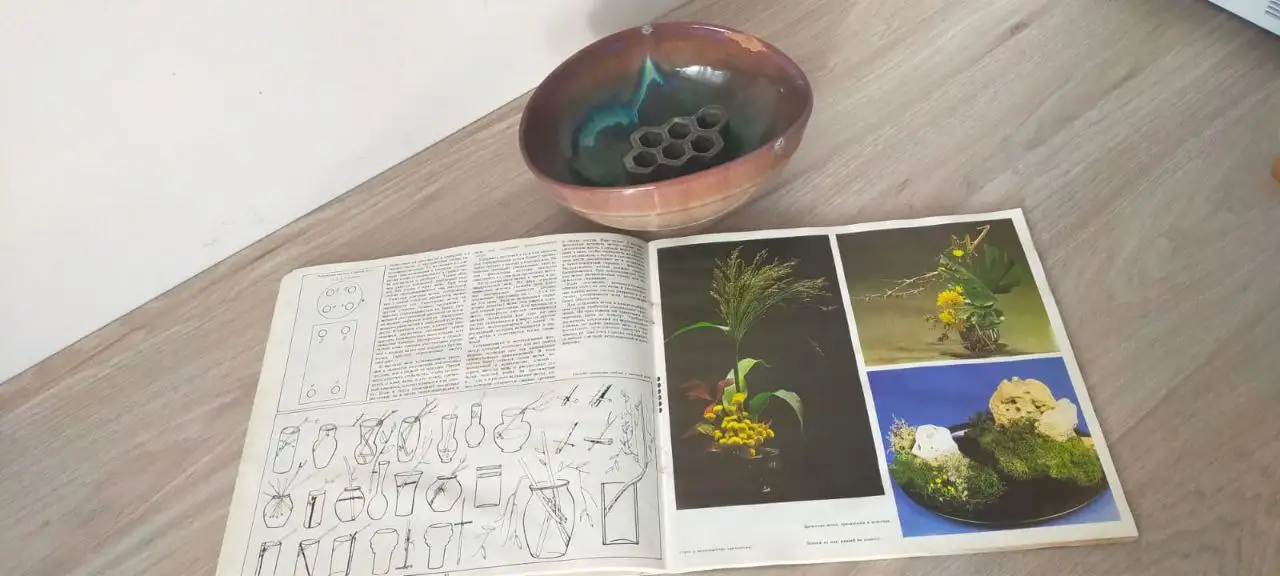 Кашпо для икэбаны и книга по составлению икэбан - Коллекционирование (Хобби и отдых) в Москва