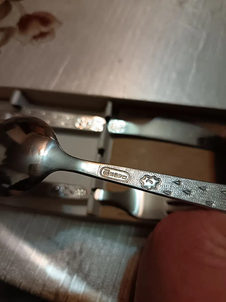 Детский набор, фарфоровая вазочка, столовые приборы, бокалы - Барахолка в Подольск