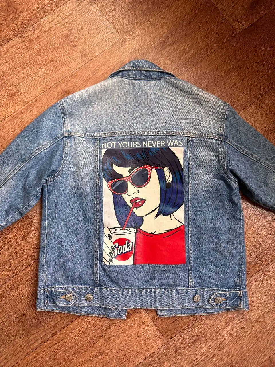 Джинсовка Остин с ярким принтом на спине - Верхняя одежда (Одежда) в Бутово