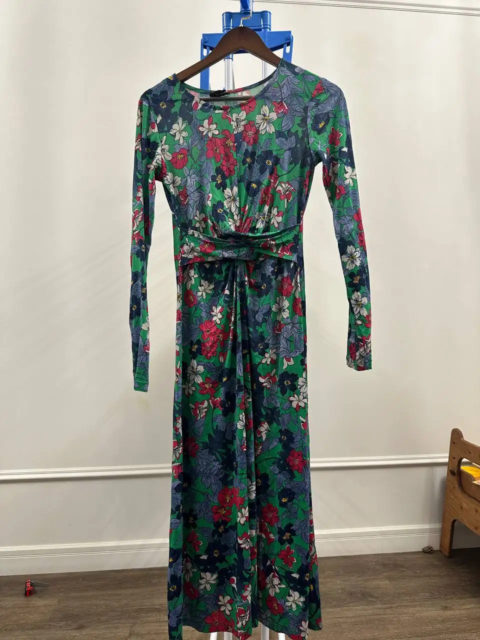 Платья 44 размер атласные оливковые - Платья (Одежда) в Москва