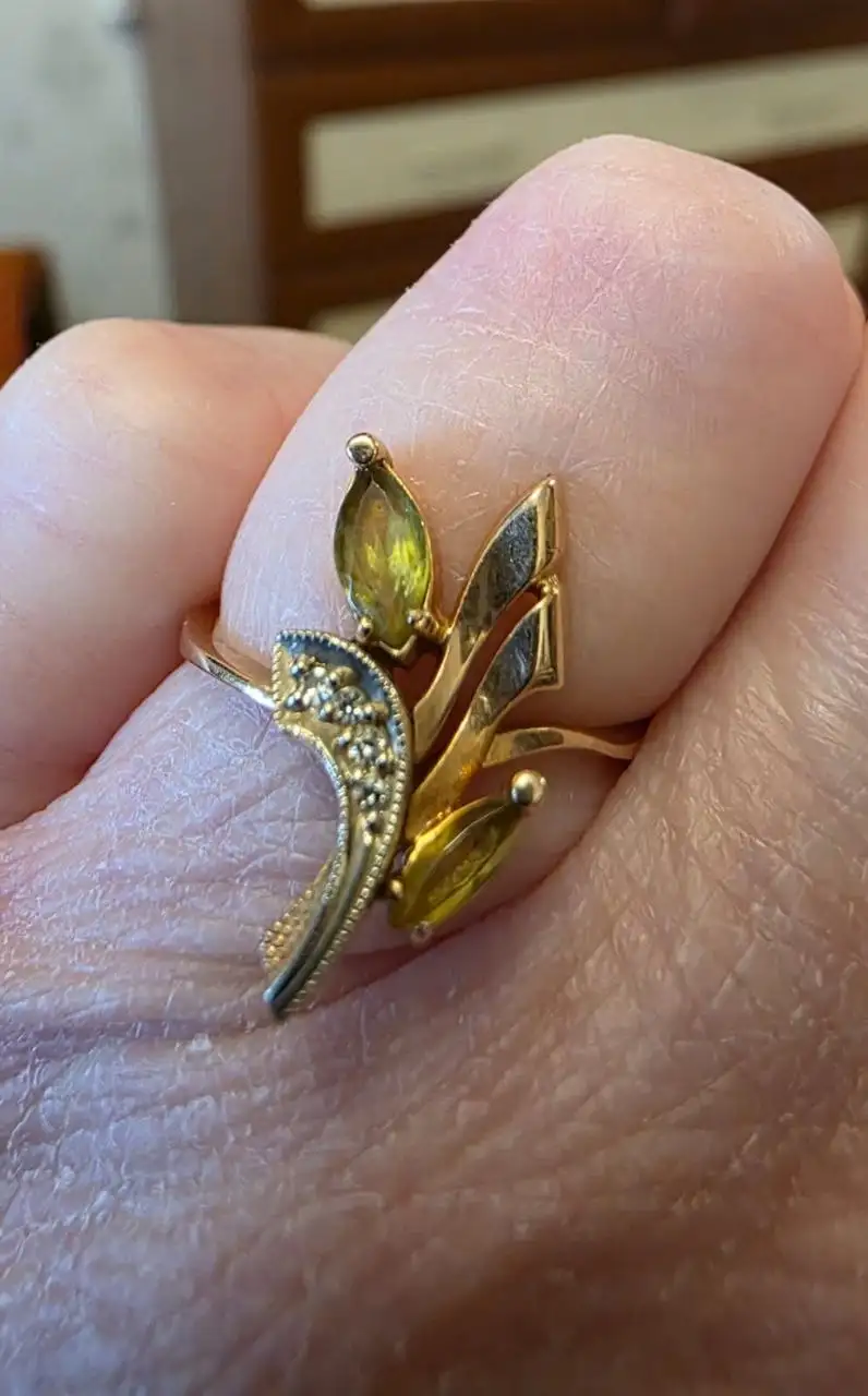 Золотое кольцо 585 проба с хризолитами и бриллиантами - Ювелирные изделия (Барахолка) в Подольск