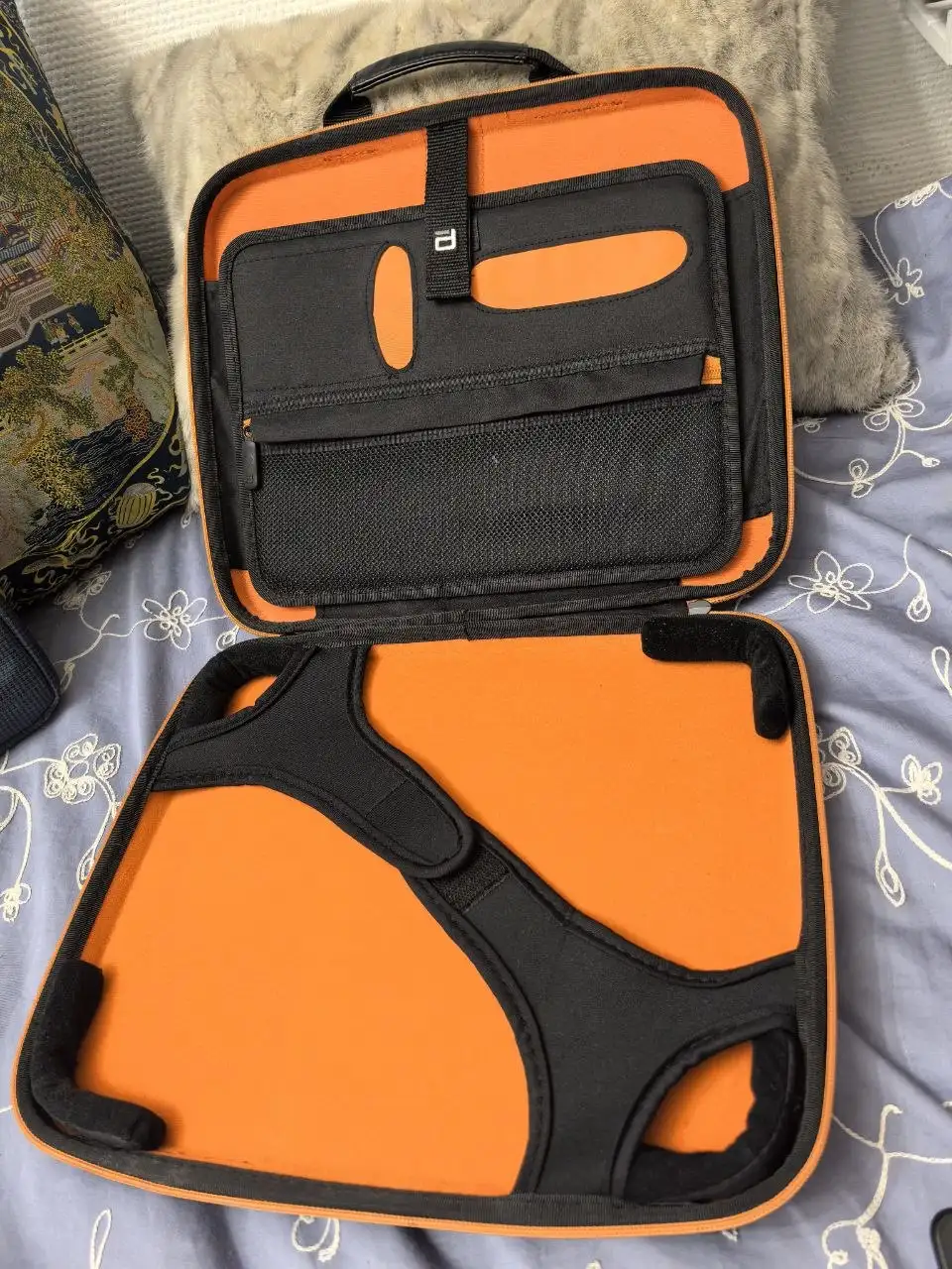 Новая сумка для ноутбука с жесткой формой - Аксессуары для компьютеров (Электроника) в Бутово