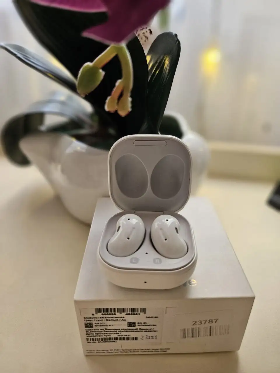 Наушники с кейсом и коробкой - Электроника в Неизвестно