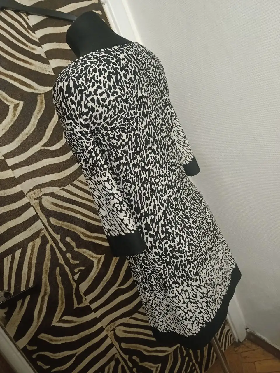 Платье с черно-белым принтом 44-46 - Платья (Одежда) в Сходненская