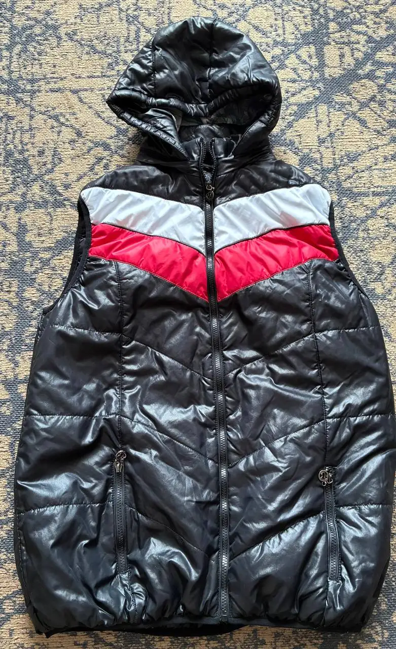 Жилетка с капюшоном в отличном состоянии - Верхняя одежда (Одежда) в Бутово