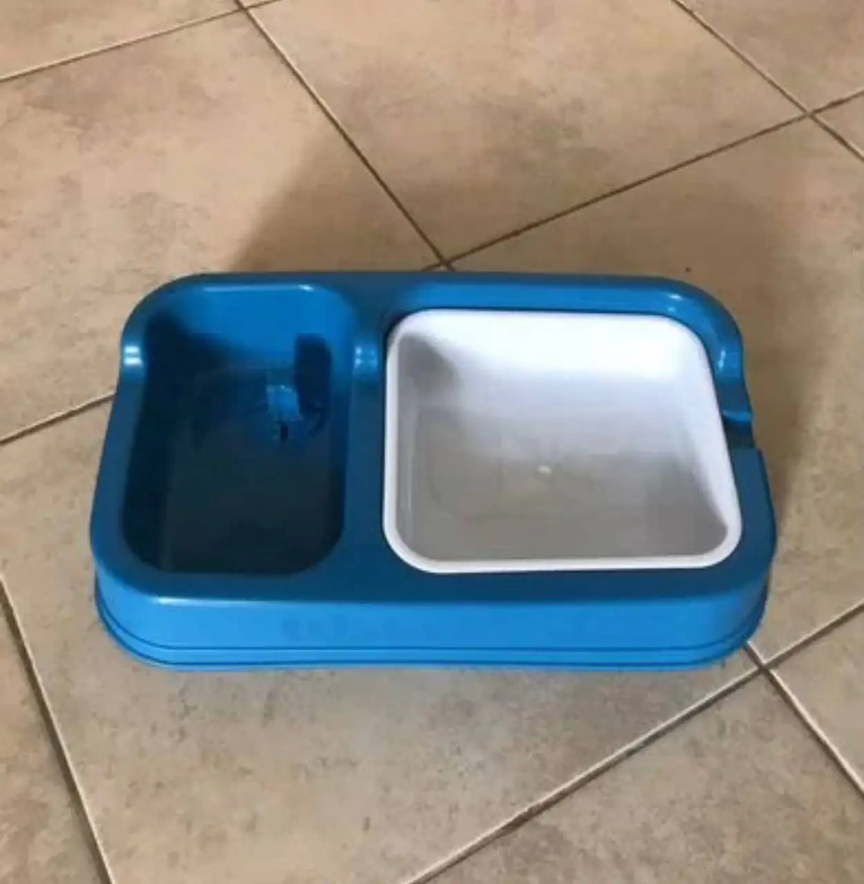 Диспенсер с миской для воды и корма для питомцев - Аксессуары для животных (Животные) в Бутово