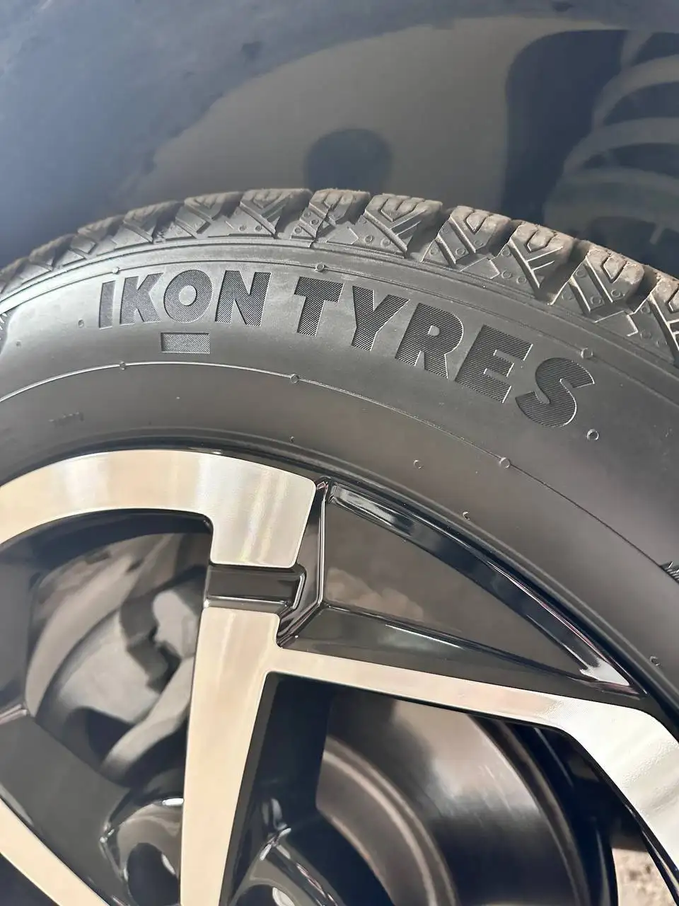 Продам зимние шины Ikon Autograph Snow 5 SUV 225/55 R18 - Шины (Авто) в Москва