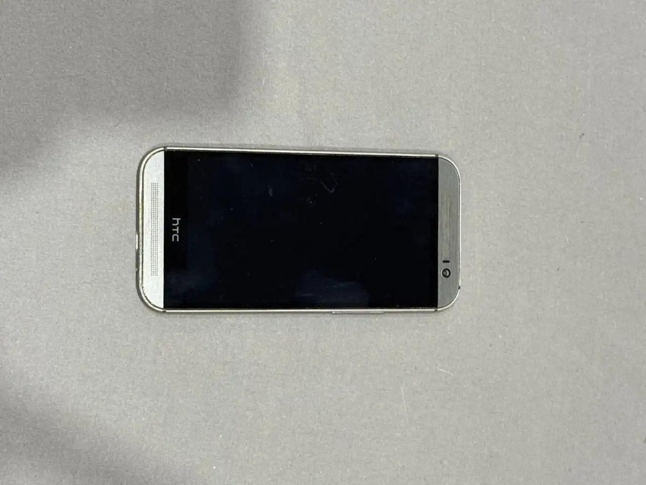 HTC One M8 в хорошем состоянии с царапинами - Смартфоны (Электроника) в Бутово