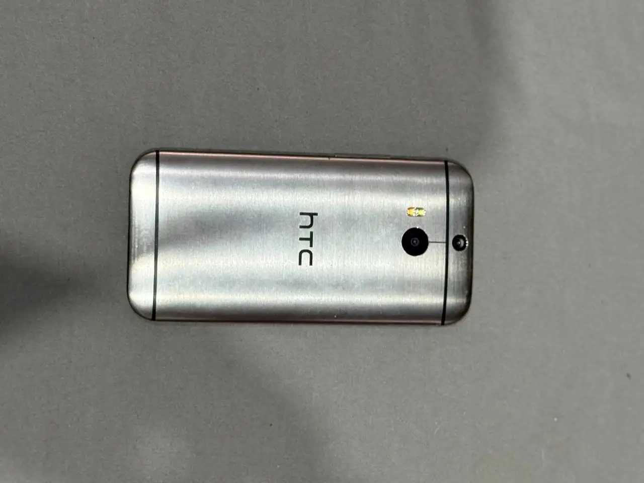 HTC One M8 в хорошем состоянии с царапинами - Смартфоны (Электроника) в Бутово
