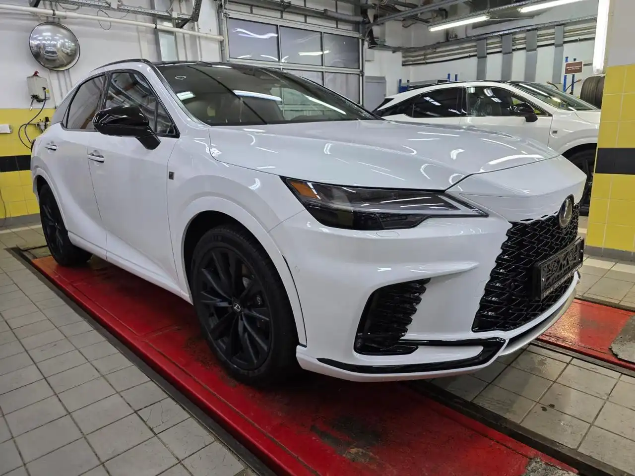 Lexus RX500h 2025 года выпуска