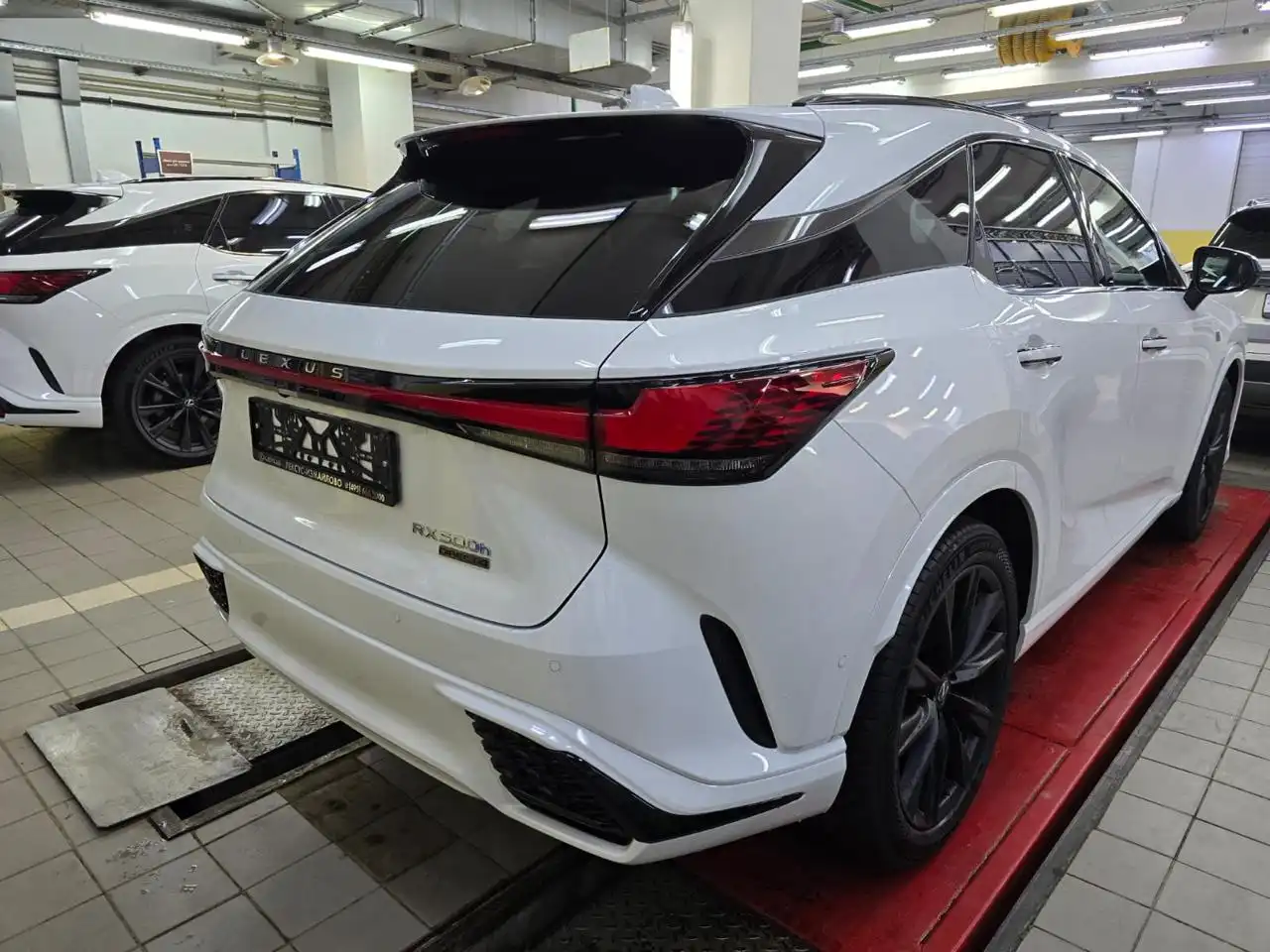 Lexus RX500h 2025 года выпуска