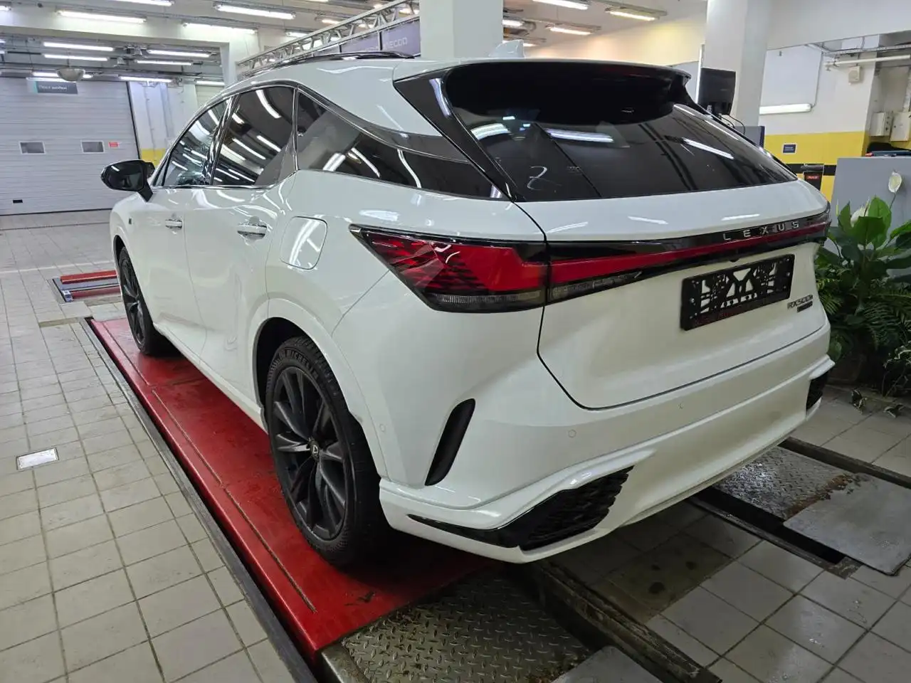 Lexus RX500h 2025 года выпуска