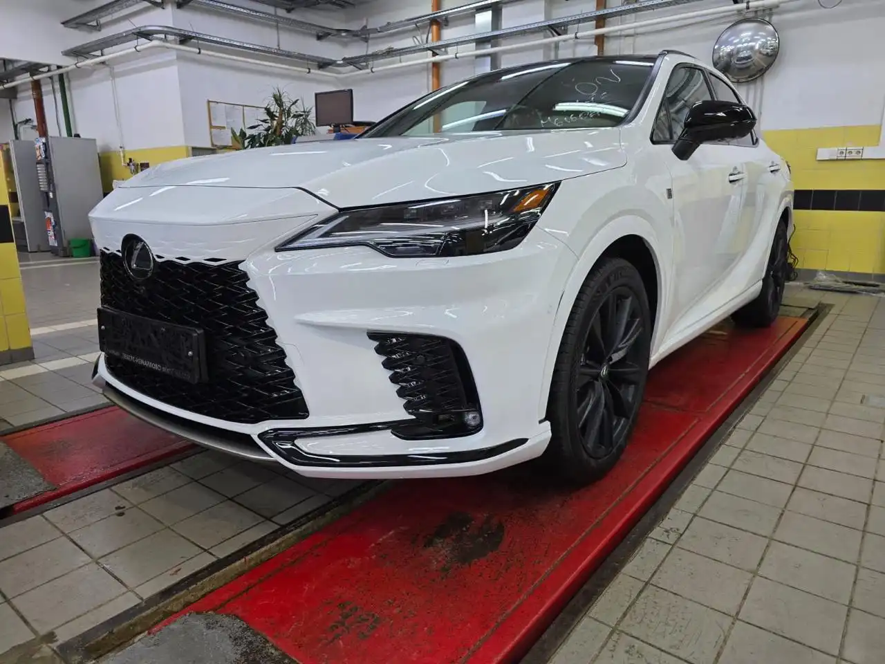Lexus RX500h 2025 года выпуска