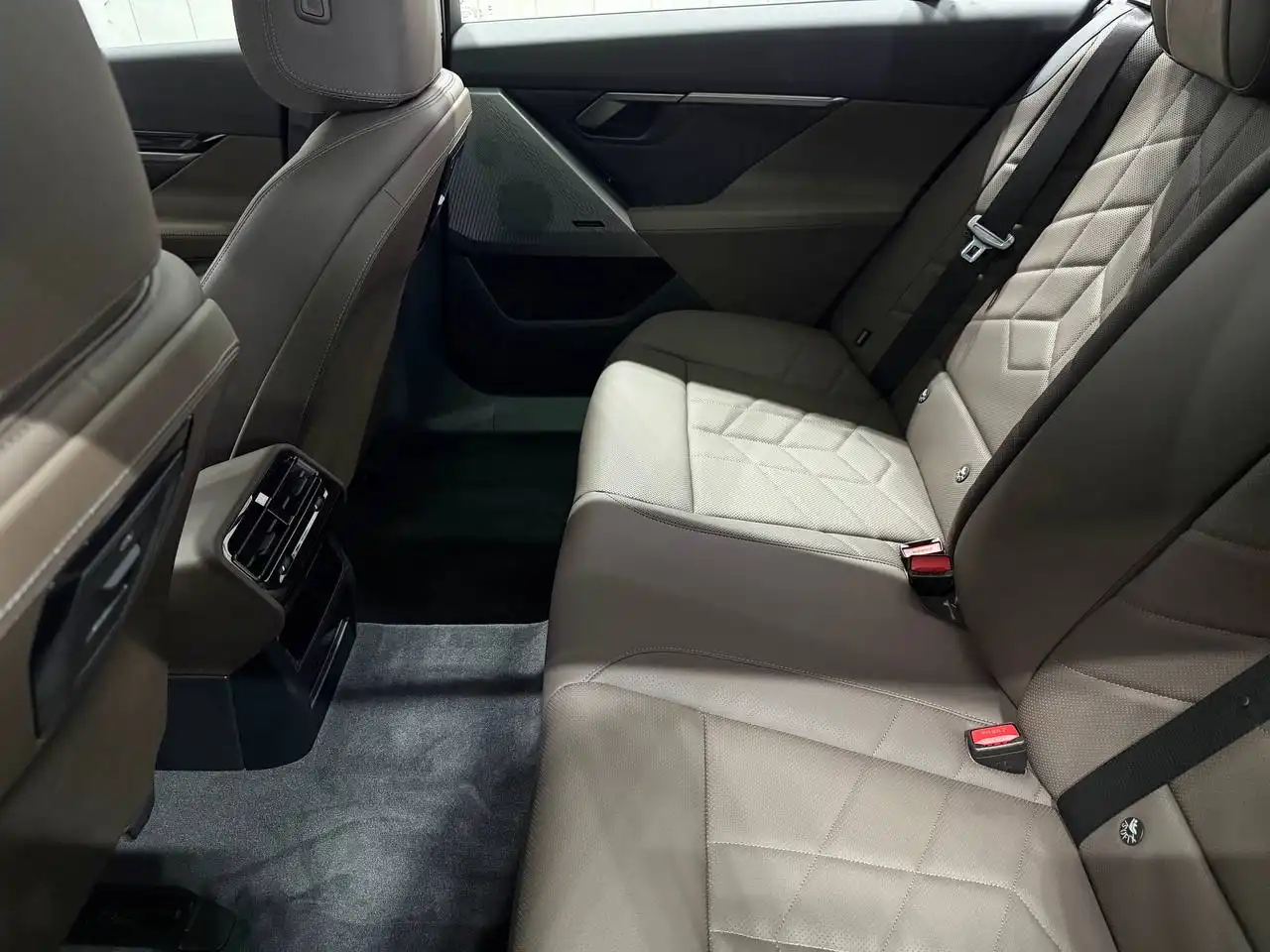 Продажа автомобиля BMW 530i xDrive M Sport 2023 года - Авто в Неизвестно