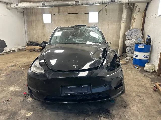 Tesla Model Y 1 поколение 2022 года после ДТП - Мотовездеход/Квадроцикл в Москва