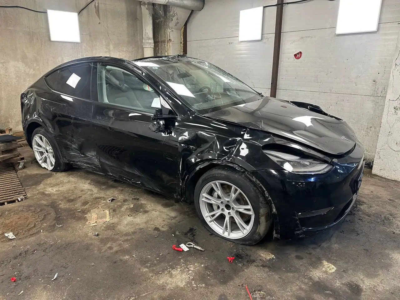 Tesla Model Y 1 поколение 2022 года после ДТП - Авто в Москва