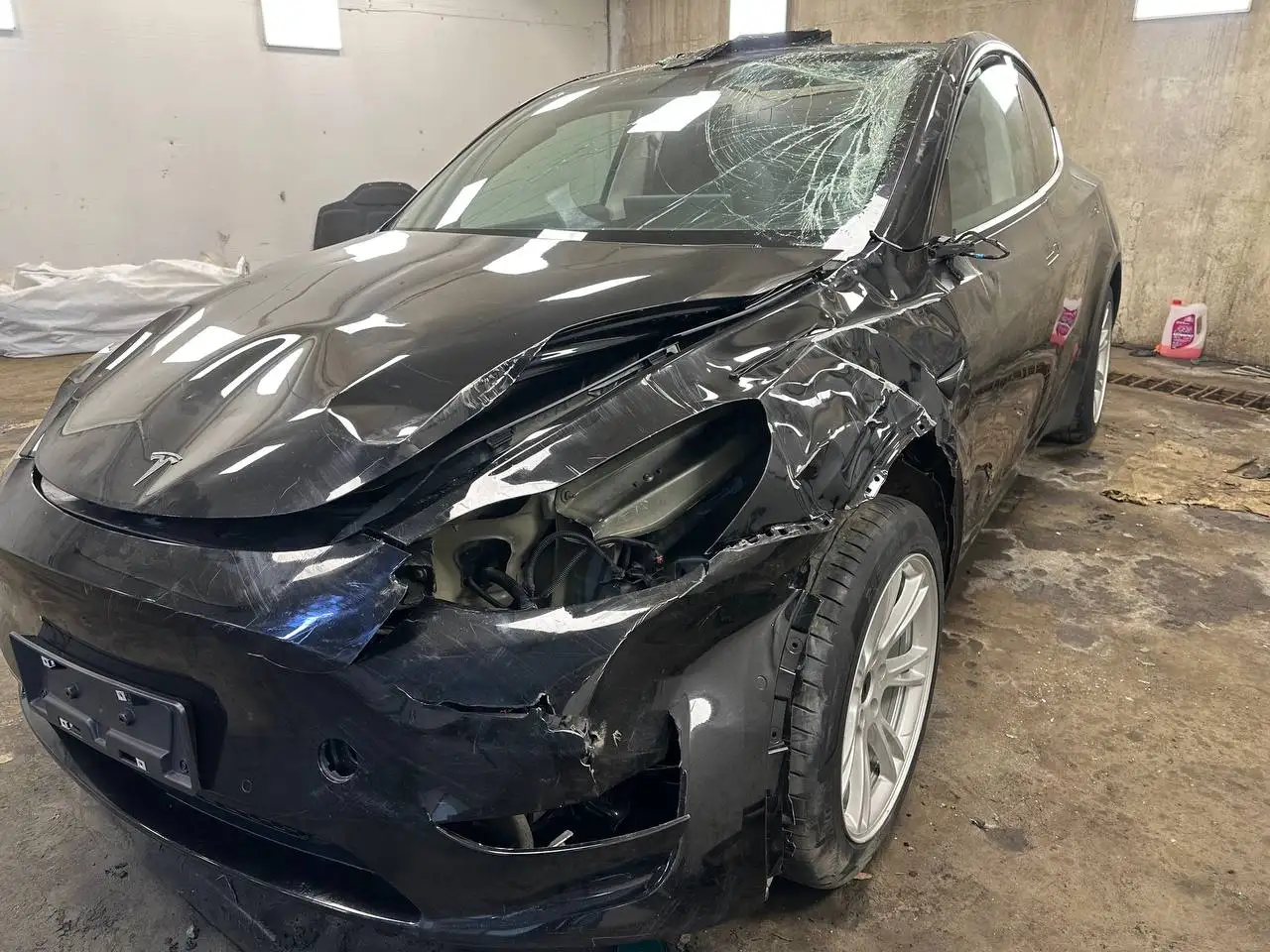 Tesla Model Y 1 поколение 2022 года после ДТП - Авто в Москва