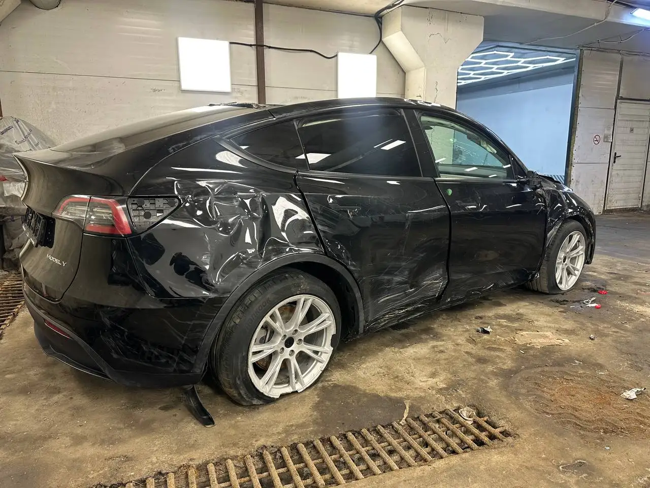 Tesla Model Y 1 поколение 2022 года после ДТП - Авто в Москва