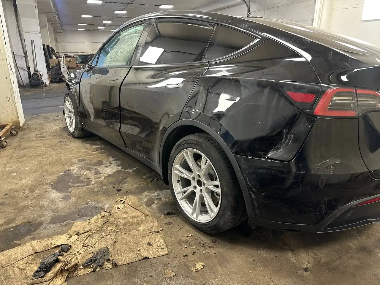 Tesla Model Y 1 поколение 2022 года после ДТП - Авто в Москва