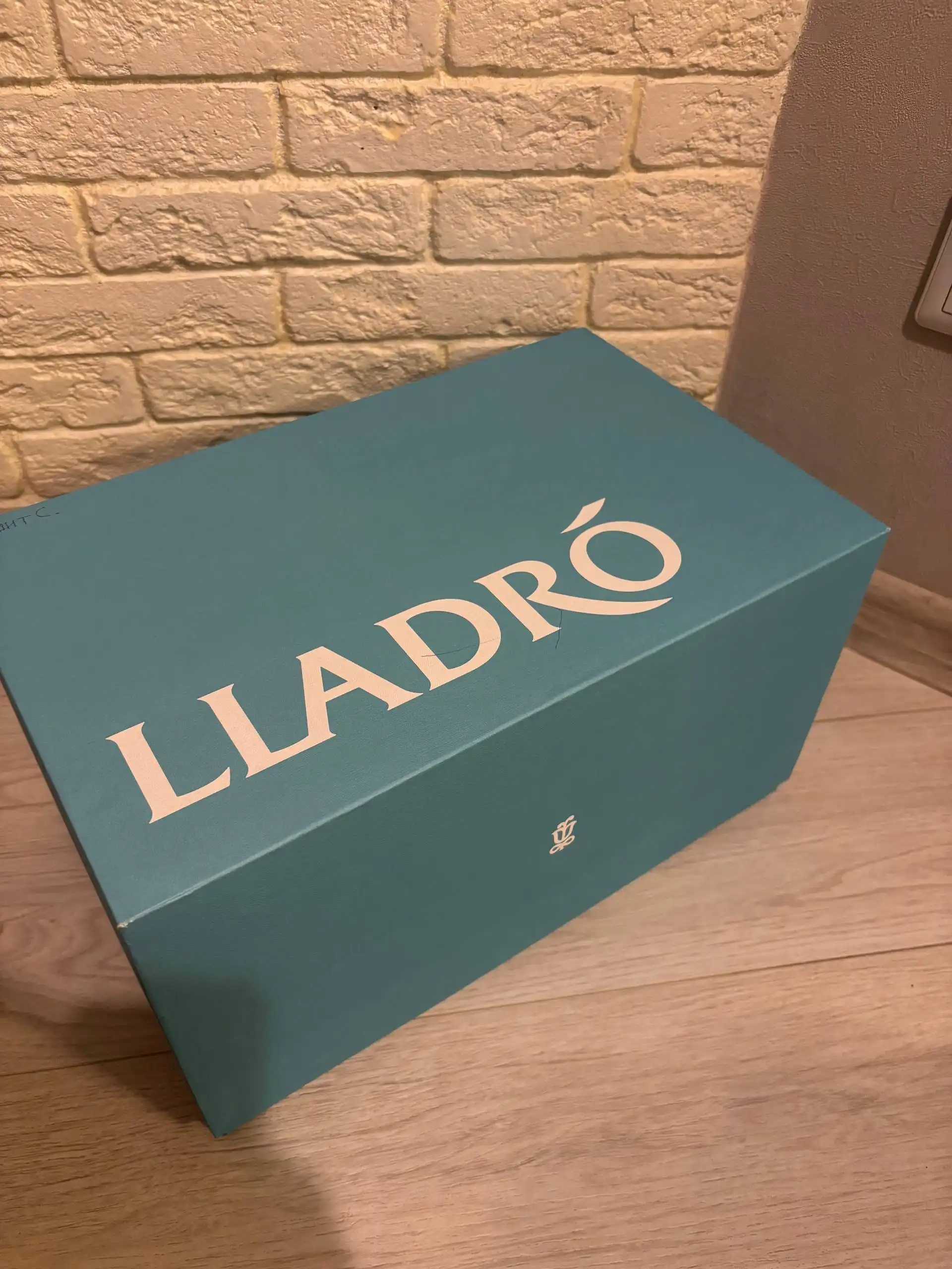 Портативная лампа из матового белого фарфора с геометрическими узорами