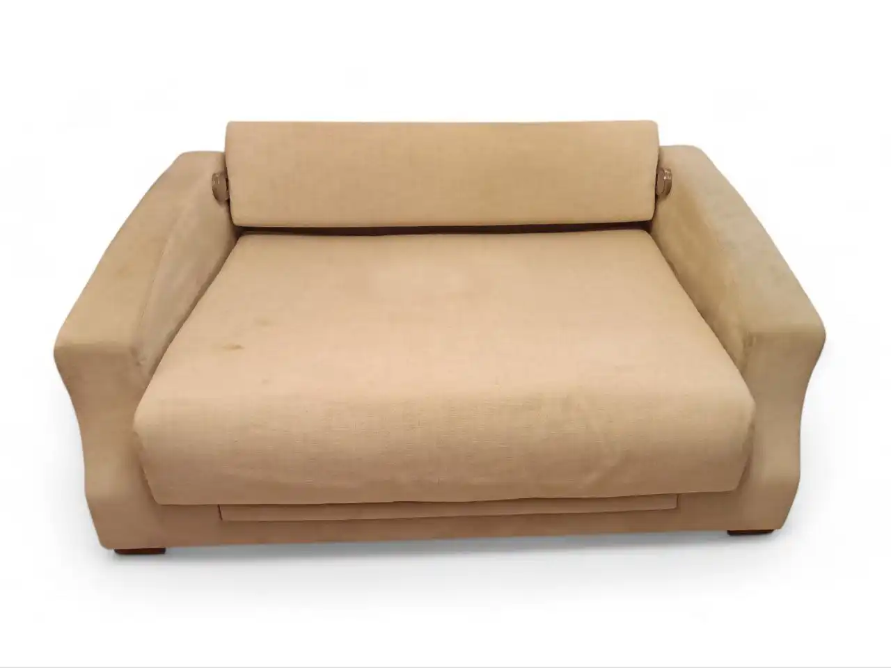 Бежевый диван-кровать с повреждениями