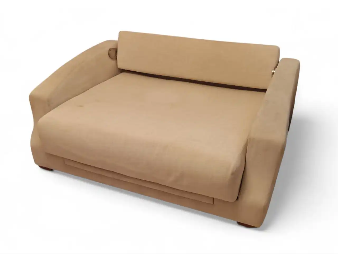 Бежевый диван-кровать с повреждениями