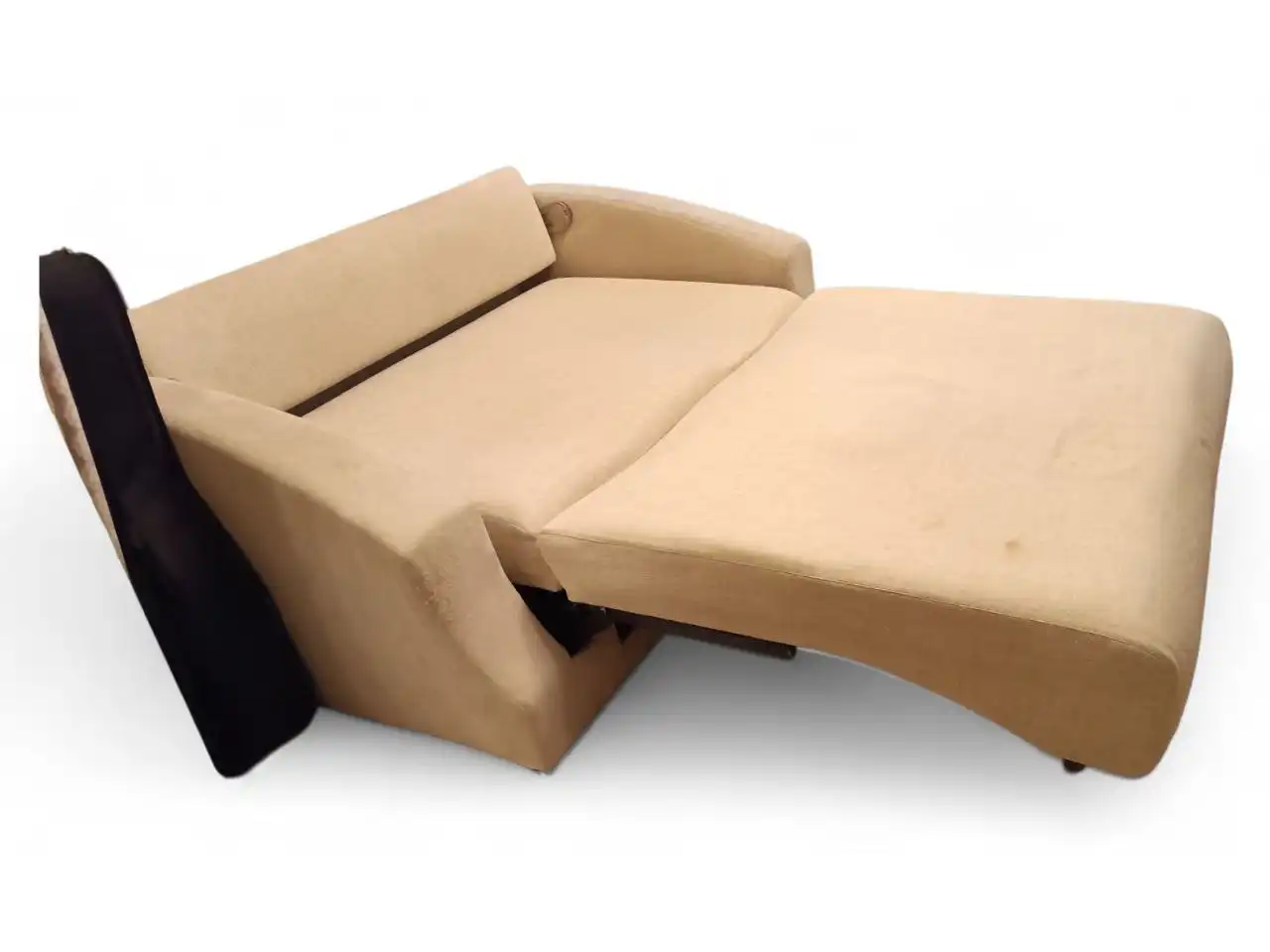 Бежевый диван-кровать с повреждениями