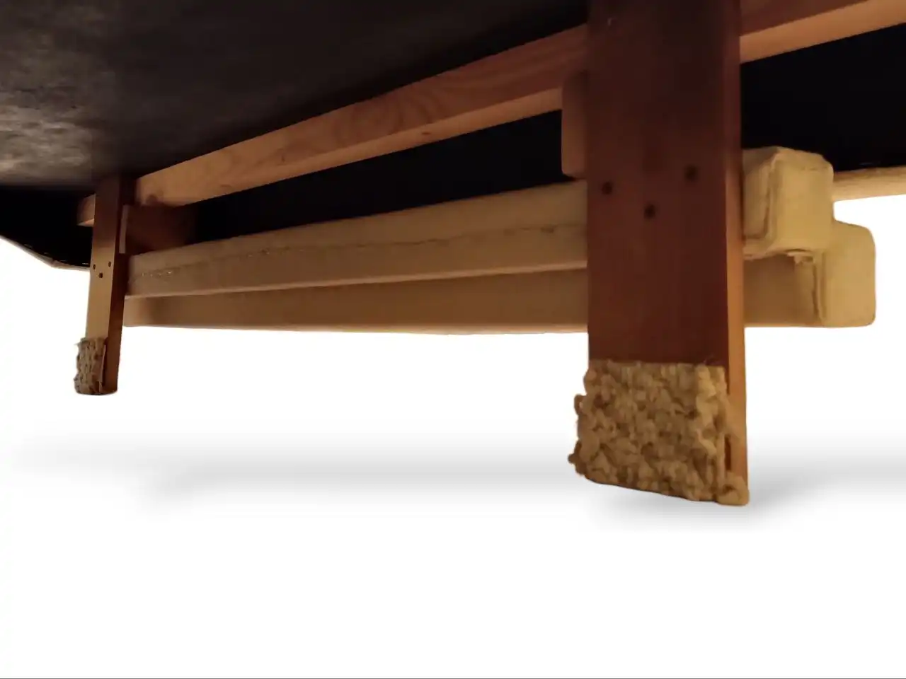 Бежевый диван-кровать с повреждениями