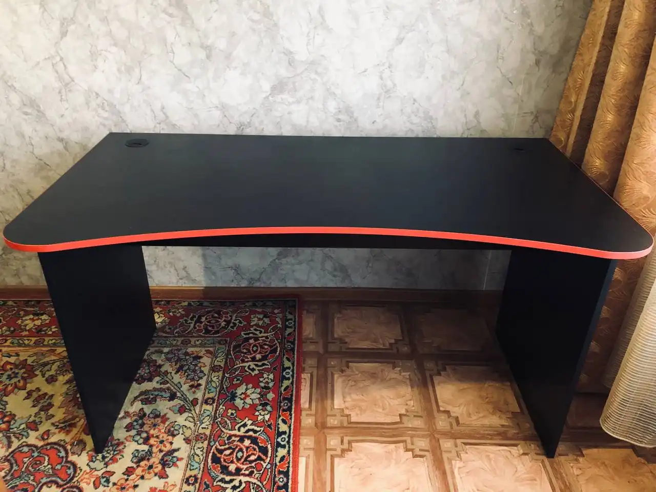 Компьютерный стол в идеальном состоянии