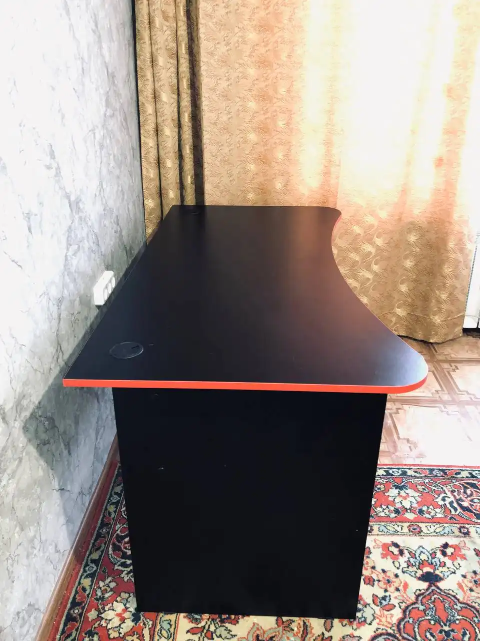 Компьютерный стол в идеальном состоянии