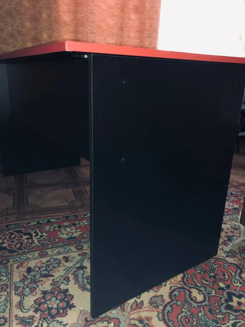 Компьютерный стол в идеальном состоянии