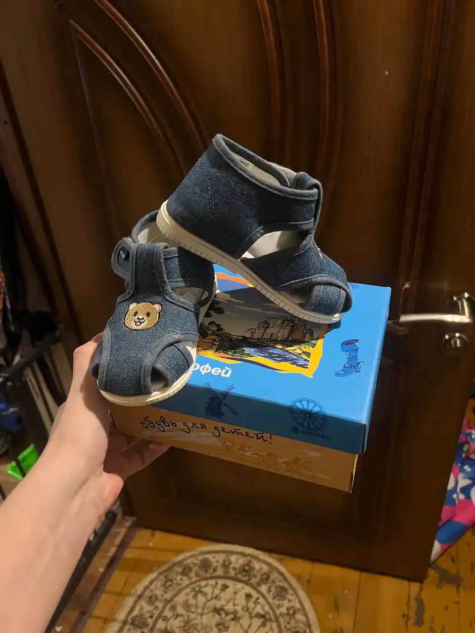 Кроссовки и сандалики с мишкой