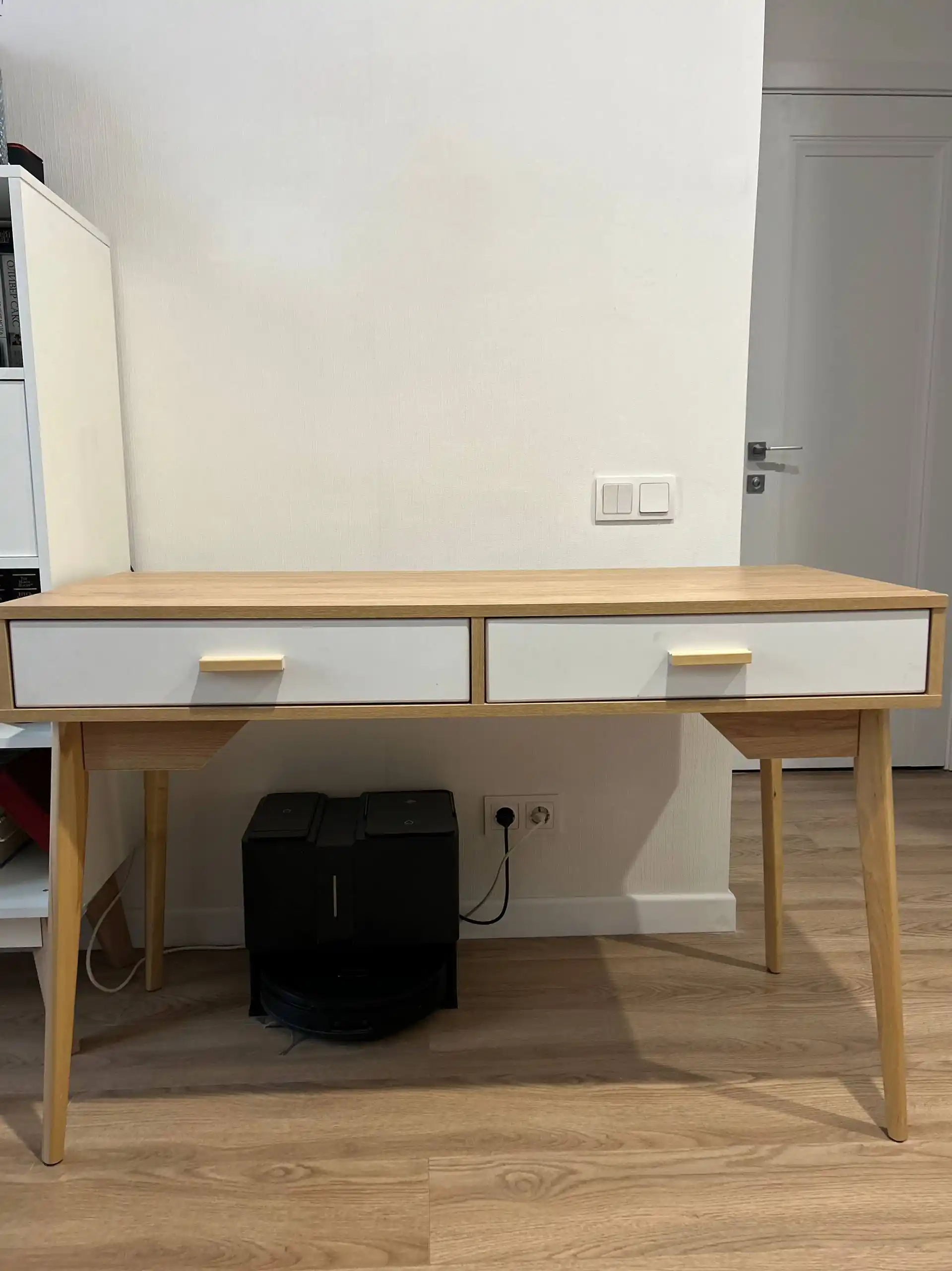 Стеллаж и письменный стол